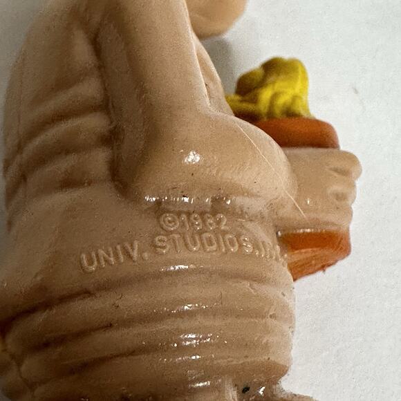 ET Original Collectibles 1982 ET Holding Plant Extra Terrestrial Figure - Picture 8 of 9